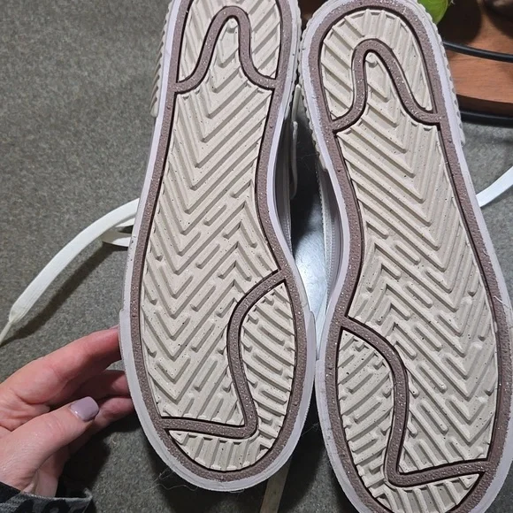 Nike White and Light Pink Casual Shoes - Picture 5 of 10